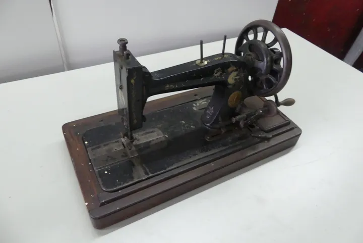 Antike Nähmaschine mit Handkurbel